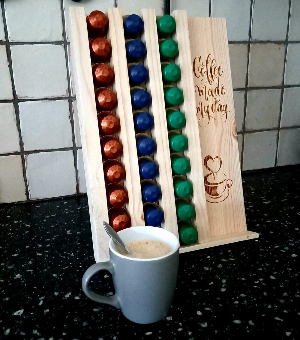 De houten koffiecuphouder luxe uitvoering voor Nespresso Cups